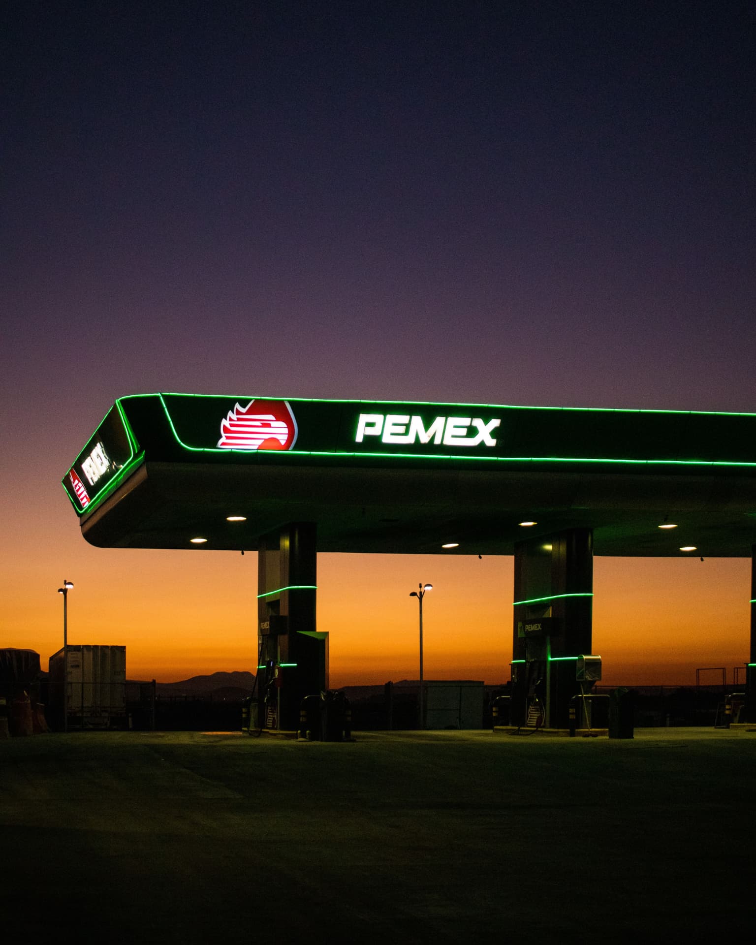 Estación de servicio Pemex al atardecer