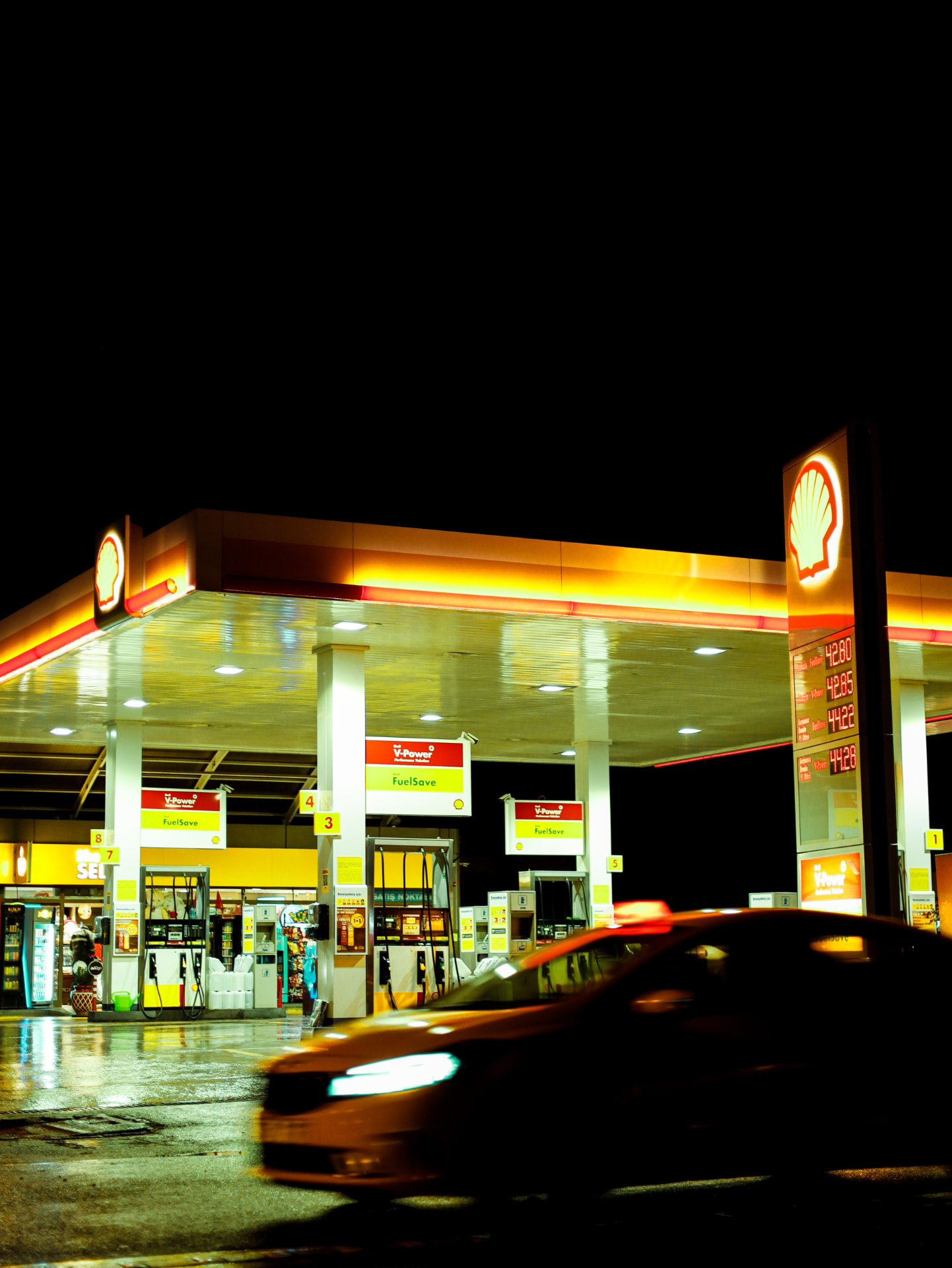 Estación de servicio iluminada de noche